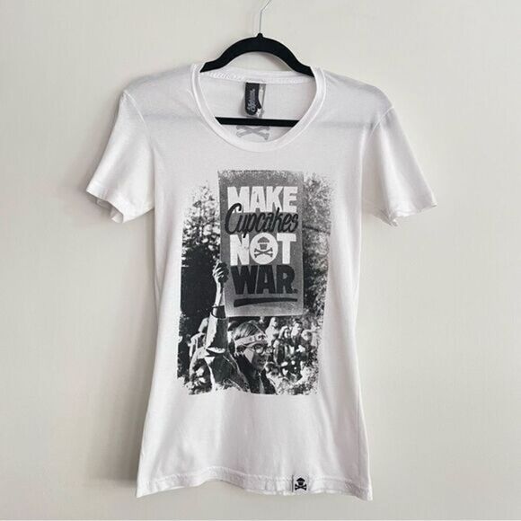 Johnny Cupcakes Make Cup Cakes Not War Tee Shirt Women’s Size Medium EUC - Picture 1 of 8